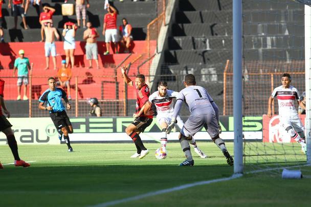 Sport e Santa Cruz fizeram um clássico bastante disputado na Ilha do Retiro