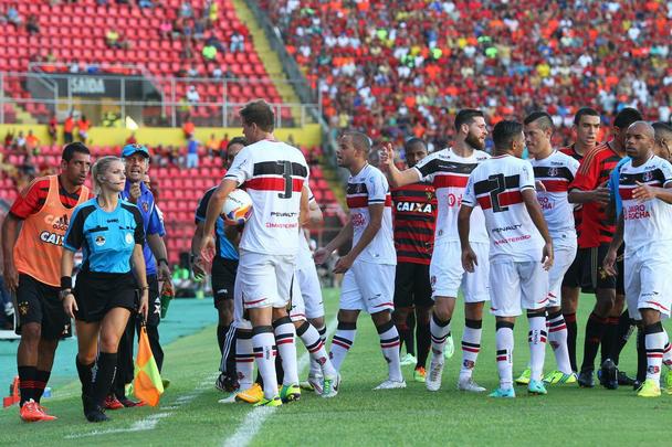 Sport e Santa Cruz fizeram um clássico bastante disputado na Ilha do Retiro