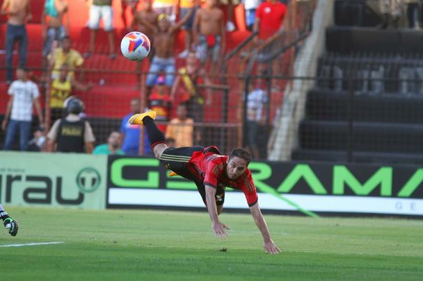 Sport e Santa Cruz fizeram um clássico bastante disputado na Ilha do Retiro