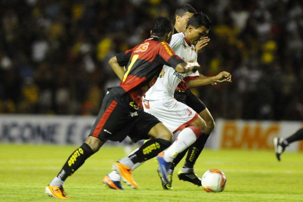 A primeira derrota de Kieza contra o Sport veio em 9 de agosto de 2011, pela 14ª rodada da Série B. O Leão venceu o Náutico por 2 a 0 na Ilha. Kieza jogou 70 minutos da partida, sendo substituído no segundo tempo.