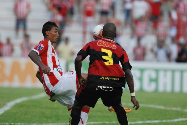 Em 29 de outubro do mesmo ano, veio o troco: pela 33ª rodada da Segundona, o Timbu bateu o Leão por 2 a 0 nos Aflitos. Kieza ficou em campo durante toda a partida, mas não marcou nenhum dos gols alvirrubros.