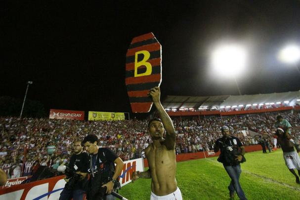 Kieza atiçou o clima de rivalidade com o Leão durante a sua passagem pelo Recife. Na partida final de 2012, mostrou um caixão com as cores do rival. Até o momento, tem dez jogos contra o Sport: sete vitórias, dois empates e uma derrota. Marcou cinco gols.