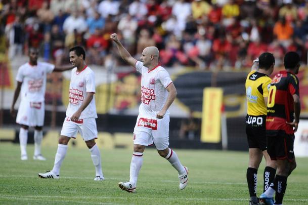 O primeiro Clássico dos Clássicos de Kieza pelo Náutico foi rápido. Aos 41 minutos do segundo tempo em 13 de fevereiro de 2011, o atacante entrou no lugar de Ricardo Xavier, autor do gol alvirrubro no empate com o Leão por 1 a 1 pelo Campeonato Pernambucano.