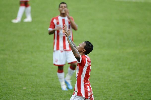 Em seu segundo clássico diante do Leão com a camisa alvirrubra, Kieza marcou seus primeiros gols. Dois, em 1º de maio de 2011, pelo Campeonato Pernambucano. A partida nos Aflitos terminou com o placar de 3 a 2 a favor do Timbu.