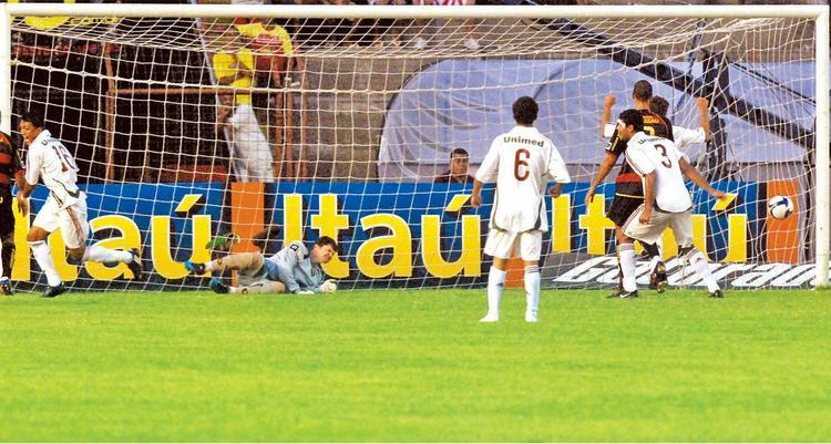 Outro artilheiro do Bahia que já deu trabalho à zaga leonina é Kieza. Foram oito jogos, três deles antes de sua passagem pelo Náutico: pelo Fluminense, duas vitórias. Um 5 a 1 no Maracanã (com dois gols dele) e um 3 a 0 na Ilha.