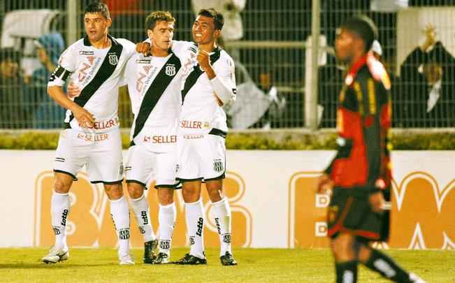 Pela Ponte Preta, enfrentou o Rubro-negro apenas uma vez, mas deixou sua marca. Em 12 de outubro de 2010, plea Série B daquele ano, Kieza marcou um dos gols da vitória da Macaca por 3 a 1 no Moisés Lucarelli.