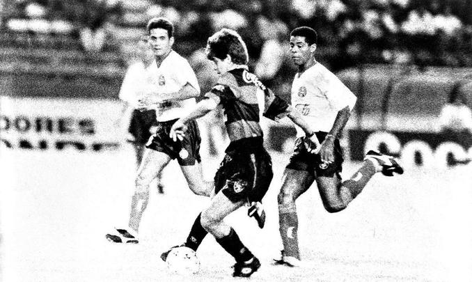 A primeira vez que Sport e Bahia se cruzaram na Copa do Nordeste foi na edio de 1994. O torneio foi disputado somente em Alagoas, tendo o estdio Rei Pel, em Macei, como palco do duelo.