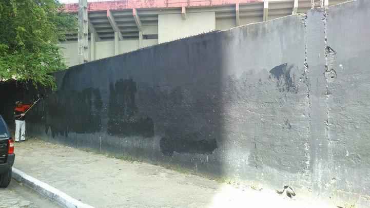Muro da Ilha do Retiro amanheceu pichado aps a eliminao na Copa do Nordeste para o Bahia. Em seguida, o protesto foi apagado por um funcionrio do Sport.