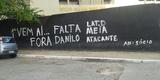 Muro da Ilha do Retiro amanheceu pichado aps a eliminao na Copa do Nordeste para o Bahia. Em seguida, o protesto foi apagado por um funcionrio do Sport.