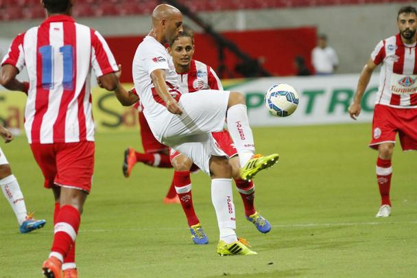 Veja as imagens com os lances do confronto na Arena Pernambuco, pela Copa do Brasil