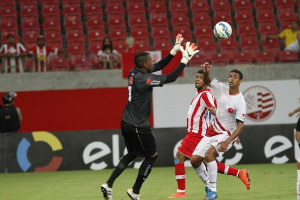 Veja as imagens com os lances do confronto na Arena Pernambuco, pela Copa do Brasil