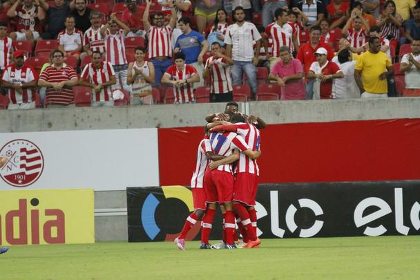 Veja as imagens com os lances do confronto na Arena Pernambuco, pela Copa do Brasil