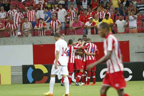 Veja as imagens com os lances do confronto na Arena Pernambuco, pela Copa do Brasil