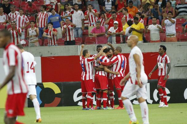 Veja as imagens com os lances do confronto na Arena Pernambuco, pela Copa do Brasil