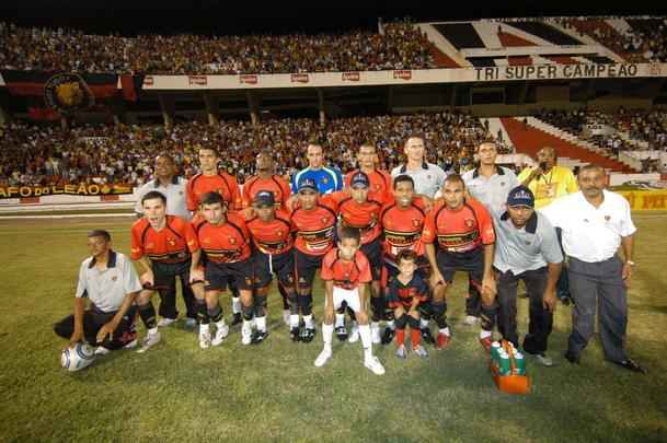 Magro posa para foto junto com os companheiros de equipe que foram campees pernambucano em 2007, seu segundo ttulo estadual
