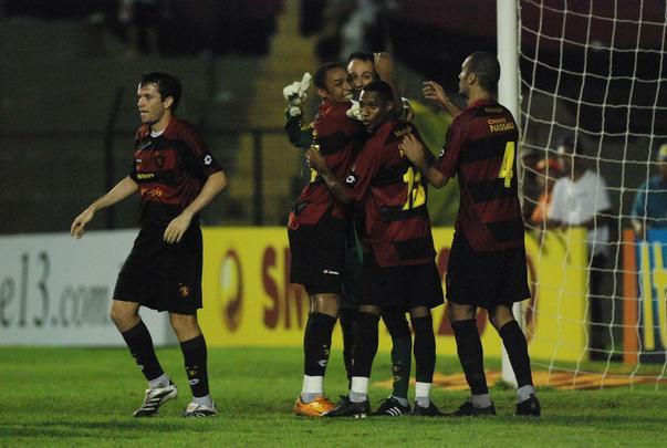 Em 2008, Magrão comemora um dos 22 pênaltis que já defendeu pelo Sport. Dessa vez, a vítima foi o Fluminense durante o Campeonato Brasileiro