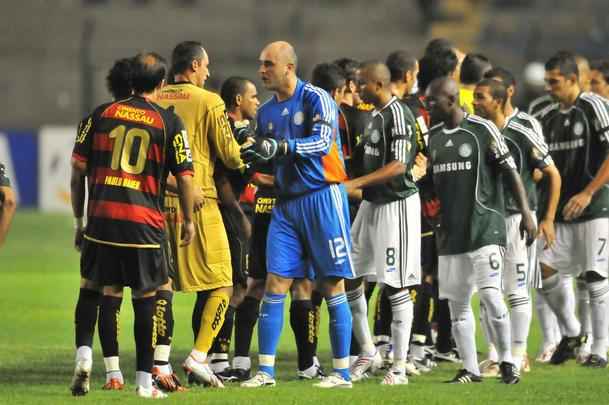 Magrão e Marcos se cumprimentam. Goleiros foram destaques na sequência de duelos entre Sport e Palmeiras, em 2008 e 2009, na Copa do Brasileiro, Campeonato Brasileiro e Copa Libertadores