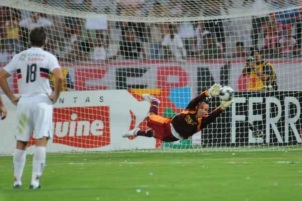 Magrão se estica para fazer uma defesa diante do Santa Cruz, no Campeonato Pernambucano de 2009. Arqueiro viveu grandes duelos contra o Tricolor na trajetória de 10 anos pelo Sport