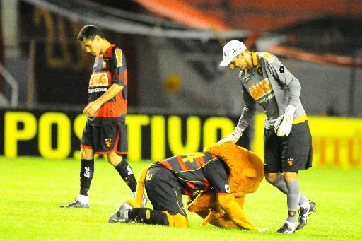 No jogo Sport 1 x 1 Guaratinguetá, pelo Brasileiro da Série B de 2011, o mascote do Sport reverencia o goleiro Magrão, na Ilha do Retiro