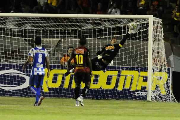 Magro em mais uma defesa difcil defendendo a camisa do Sport. Dessa vez, impediu um gol da Cabense no Pernambucano de 2011
