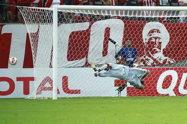 Magrão defende um dos três pênaltis na série de cobranças contra o Náutico pela Copa Sul-Americana de 2013 e ajuda na classificação do Sport