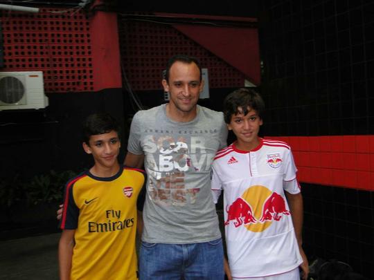 Em 2013, Magrão posa para ao lado dos filhos Lucas (esquerda) e Rafael. O primeiro tenta a carreira de lateral direito e está em São Paulo passando por teste. Já Rafael faz parte das categorias de base do São Paulo como goleiro