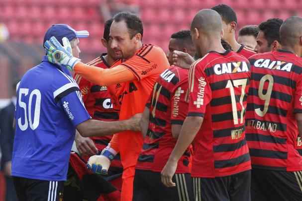 Em 2015, Magrão cumprimenta o treinador Eduardo Baptista - responsável direto por sua renovação de contrato até o fim da temporada de 2015