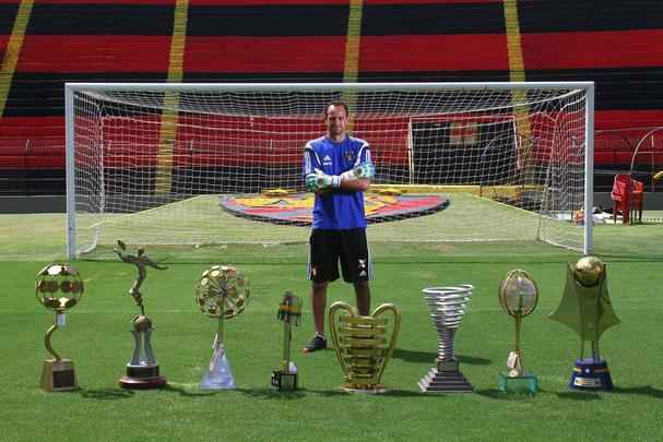 Magro posa para foto de especial do Diario de Pernambuco por seus 10 anos de clube junto com as conquistas no Sport. 