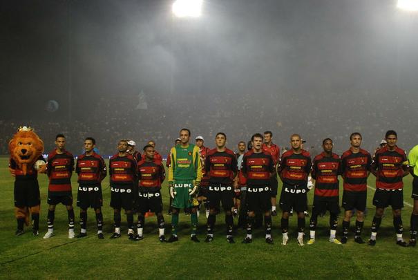 Magro perfilado com o time do Sport antes do incio da final da Copa do Brasil de 2008 diante do Corinthians