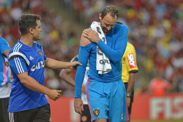 Na segunda rodada do Campeonato Brasileiro, no dia 17 de maio, diante do Flamengo, Magrão sentiu uma lesão no ombro. Ficou de fora por três meses em recuperação. Voltou apenas na partida contra o Bahia, pela primeira fase da Copa Sul-Americana, no dia 19 de agosto. Na Arena Fonte Nova, o goleiro se torna o atleta com mais partidas pelo clube. Completou 571 jogos e ultrapassou o defensor Bria.