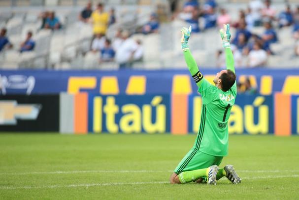 Magrão se ajoelha e comemora vitória do Sport sobre o Cruzeiro no Brasileiro de 2016. O goleiro teve grande atuação na partida. O duelo, ficou para ele, entre os mais marcantes com a camisa leonina e comprovou a volta por cima do atleta, que chegou a ficar na reserva de Danilo Fernandes por um ano.
