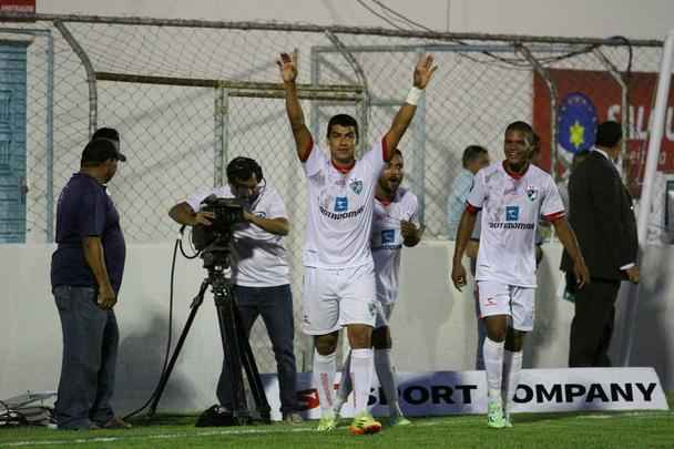 Vitria sertaneja maiscula, que d a vantagem ao Carcar de jogar at por uma derrota com um gol de diferena na Arena PE
