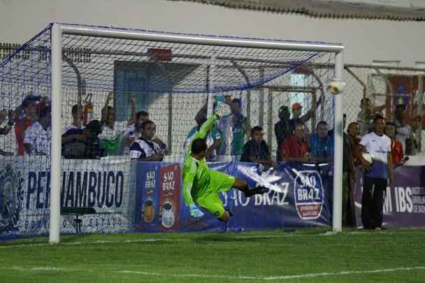 Vitria sertaneja maiscula, que d a vantagem ao Carcar de jogar at por uma derrota com um gol de diferena na Arena PE