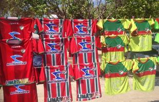 Em frente ao estdio Cornlio de Barros, bandeiras e camisas dos dois times so vendidas nos varais. Os preos das camisas (no oficiais) variam de R$ 25 a R$ 40. O preo das bandeiras  de R$ 40.