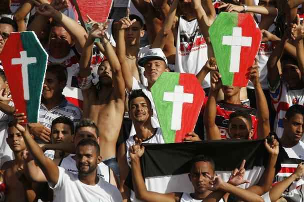 Santa Cruz e Salgueiro duelam no Arruda pela disputa do ttulo pernambucano de 2015