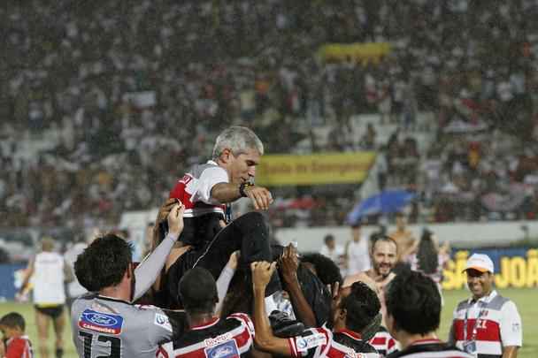 Santa Cruz festeja conquista do Campeonato Pernambucano 