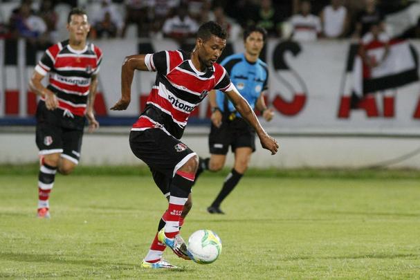 BILEU - O volante chegou no Santa como 'resto' do rival Sport. No Leo, que acabara de voltar  Srie A, passou quase que despercebido no elenco no comeo de 2014. Seis meses depois, seria emprestado ao Tricolor.  fato que no se destacou na Segundona, mas a diretoria coral bancou a sua renovao. Reencontrou o seu melhor futebol neste Estadual, principalmente quando deixou a lateral direita (posio que ele mesmo declara no gostar de atuar) e voltou  cabea de rea.