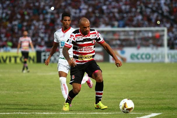 TIAGO COSTA - No fim do ano passado, Tiago Costa deixou o Arruda sem dar satisfao  diretoria. Assinou com o Cear na surdina e causou a revolta dos dirigentes corais, que esperavam, ao menos, uma conversa para uma possvel renovao contratual. No Alvinegro, o jogador no teve sucesso. Perdeu ainda mais prestgio quando Dado Cavalcanti deixou o clube e Silas assumiu. No demorou para ser dispensado do Vozo. O Santa, por sua vez, deixou o orgulho de lado. Contratou-o de volta. O crescimento do Tricolor no PE2015 coincidiu com a sua entrada na lateral esquerda. Desde o jogo contra o Central em 15 de maro, o Santa no perdeu mais. 