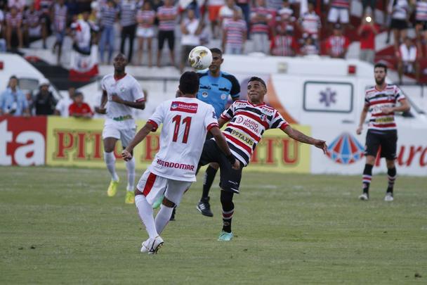 NININHO - Nininho subiu para os profissionais do Santa Cruz ainda em 2011, com Z Teodoro. Teve sua primeira chance s dois anos depois, sob o comando de Marcelo Martelotte. Desde ento, passando nas mos de outros quatro treinadores, nunca havia conseguido se firmar. Inseguro, tornou-se s uma espcie de 'tapa buraco' para situaes emergenciais. Devido ao baixo rendimento de Moiss e do improvisado Bileu na lateral direita, o atleta foi a soluo caseira para tentar corrigir a posio. Surpreendeu. Campeo estadual em 2013, conquista agora o seu segundo ttulo pernambucano. Desta vez, como titular absoluto.