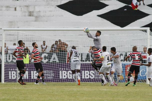 FRED - O goleiro amargava o banco no Santa Cruz desde 2012. Vivia  sombra do titular, Tiago Cardoso. S renovou contrato com o clube porque esperava ter mais chances devido  leso de dolo coral. A vinda de Bruno, porm, indicou que o atleta iria permanecer mais uma temporada no ostracismo da reserva. As constantes falhas do reforo at o quarto jogo do Estadual, porm, deram a Fred oportunidade que sempre esperou. E ele, literalmente, 'agarrou' a nova chance.