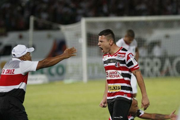 ANDERSON AQUINO - 
Atormentado por um passado de leses, Anderson Aquino chegou ao Santa Cruz tambm cercado de desconfiana. As crticas comearam a crescer justamente quando o departamento mdico voltou a fazer parte da rotina do atleta no clube coral. O destino, no entanto, havia lhe reservado o papel de heri improvvel. Surpresa na escalao de Ricardinho, o atleta fez o gol que deu o ttulo de campeo.