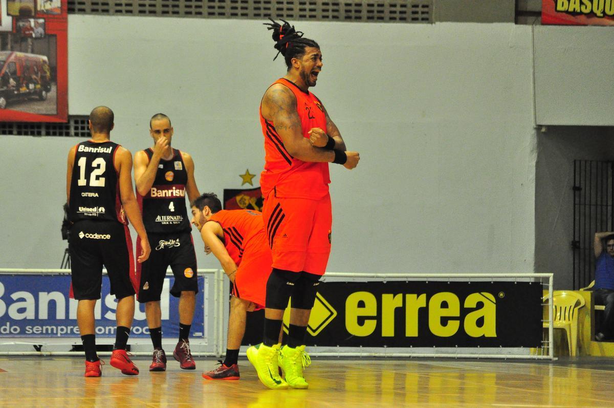 Valia o ttulo para o Caxias do Sul. Mas o Leo foi guerreiro e conseguiu uma vitria que adiou a deciso para a prxima sexta-feira (08), quarto jogo da srie. 