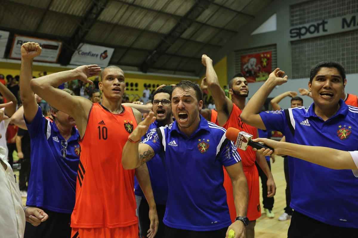 Valia o ttulo para o Caxias do Sul. Mas o Leo foi guerreiro e conseguiu uma vitria que adiou a deciso para a prxima sexta-feira (08), quarto jogo da srie. 