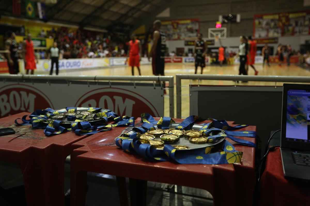 Valia o ttulo para o Caxias do Sul. Mas o Leo foi guerreiro e conseguiu uma vitria que adiou a deciso para a prxima sexta-feira (08), quarto jogo da srie. 