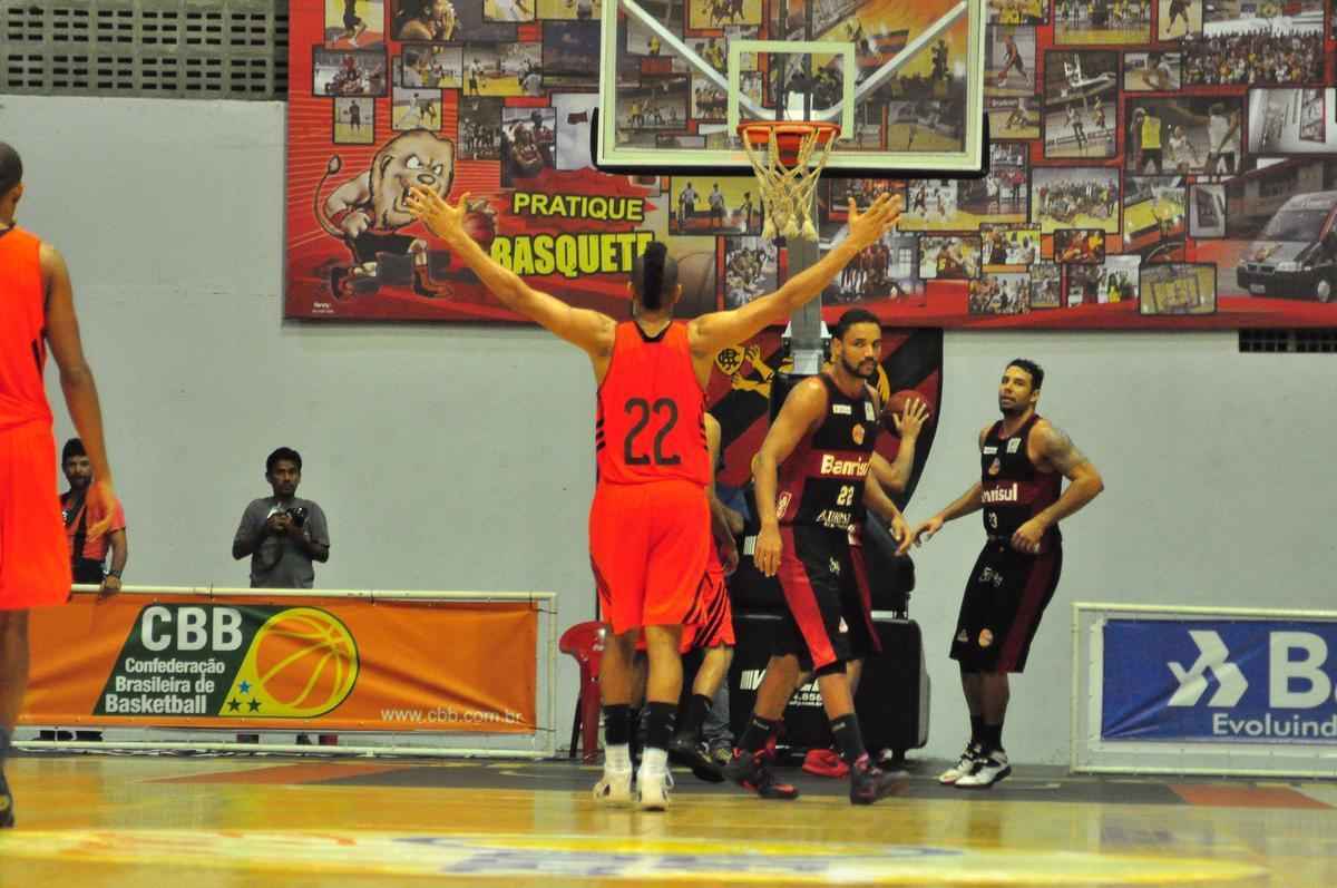 Valia o ttulo para o Caxias do Sul. Mas o Leo foi guerreiro e conseguiu uma vitria que adiou a deciso para a prxima sexta-feira (08), quarto jogo da srie. 