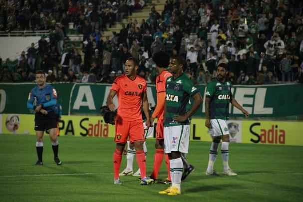 Mostrando sua j conhecida (e extrema) carncia ofensiva, o Sport teve uma atuao muito abaixo da crtica tambm na criao de jogadas e pouco conseguiu fazer para evitar a derrota. O jogo de volta  na prxima quarta-feira (13), na Ilha do Retiro.