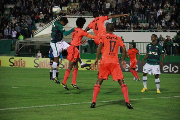 Mostrando sua j conhecida (e extrema) carncia ofensiva, o Sport teve uma atuao muito abaixo da crtica tambm na criao de jogadas e pouco conseguiu fazer para evitar a derrota. O jogo de volta  na prxima quarta-feira (13), na Ilha do Retiro.