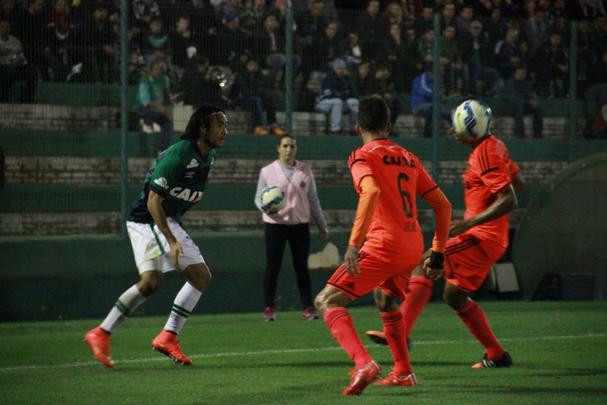 Mostrando sua j conhecida (e extrema) carncia ofensiva, o Sport teve uma atuao muito abaixo da crtica tambm na criao de jogadas e pouco conseguiu fazer para evitar a derrota. O jogo de volta  na prxima quarta-feira (13), na Ilha do Retiro.