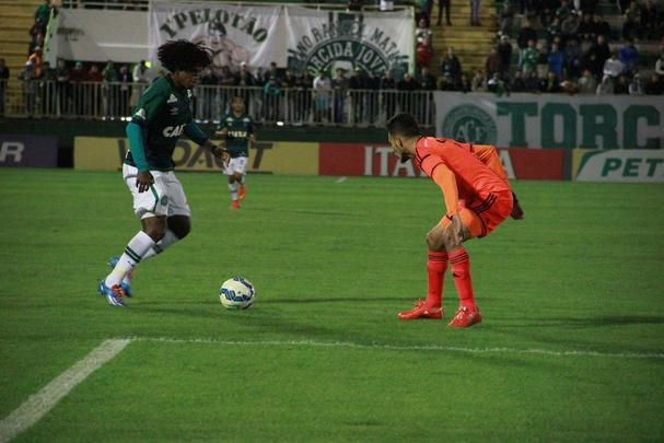 Mostrando sua j conhecida (e extrema) carncia ofensiva, o Sport teve uma atuao muito abaixo da crtica tambm na criao de jogadas e pouco conseguiu fazer para evitar a derrota. O jogo de volta  na prxima quarta-feira (13), na Ilha do Retiro.