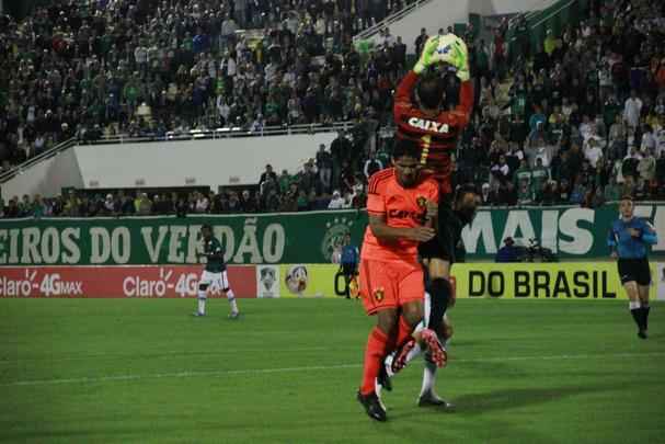 Mostrando sua j conhecida (e extrema) carncia ofensiva, o Sport teve uma atuao muito abaixo da crtica tambm na criao de jogadas e pouco conseguiu fazer para evitar a derrota. O jogo de volta  na prxima quarta-feira (13), na Ilha do Retiro.